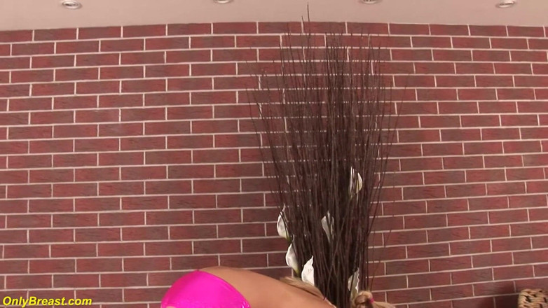 Big Breast: Het sportig milf leker med sina oljade bröst