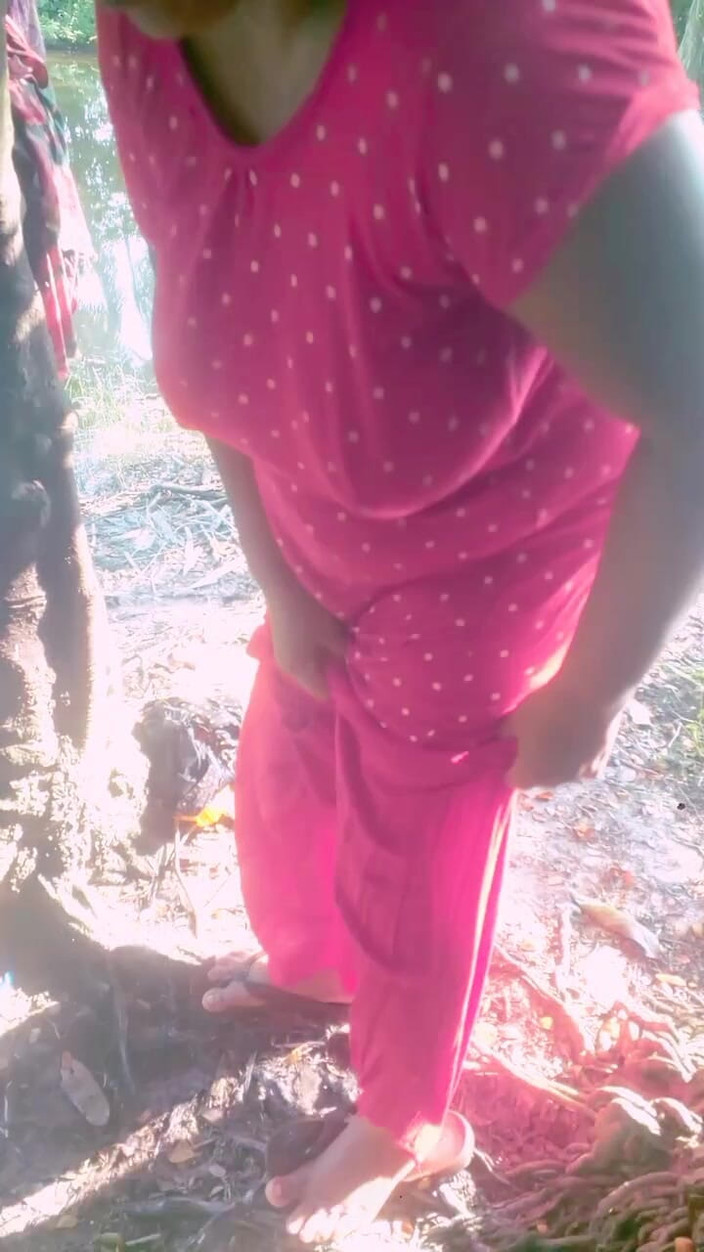Sadia vabi: Naibroat Bhabhi Cjance 他的礼服边在池塘里