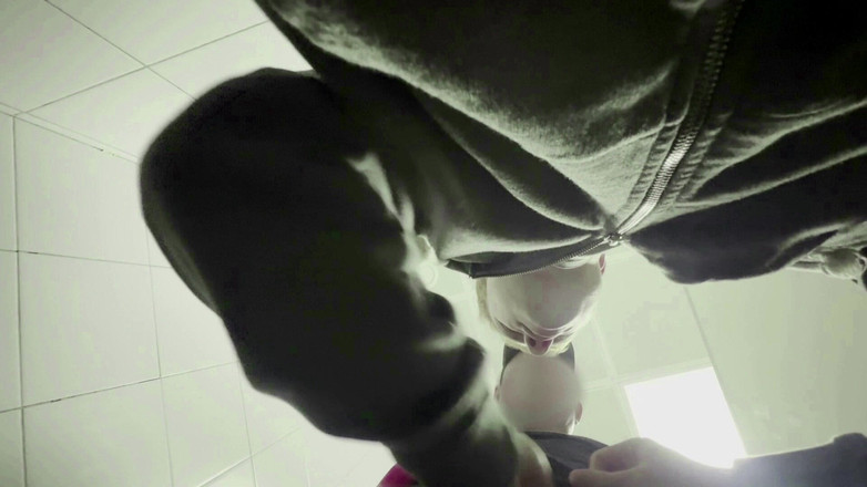 Throateman: 老师的粗口在公共厕所里吸得很厉害。给学生打耳光