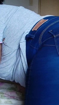 Ebenholz-molliges mädchen furzt in engen jeans