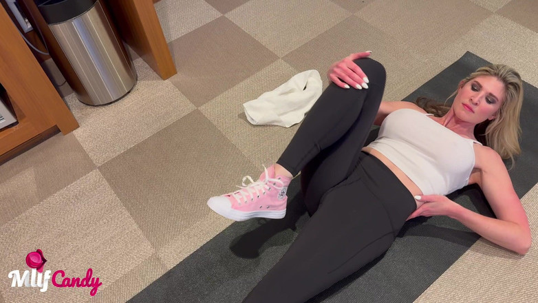 MilfCandy: Olahraga hotel berubah jadi ngentot sama cowok tukang ngentot pakai...