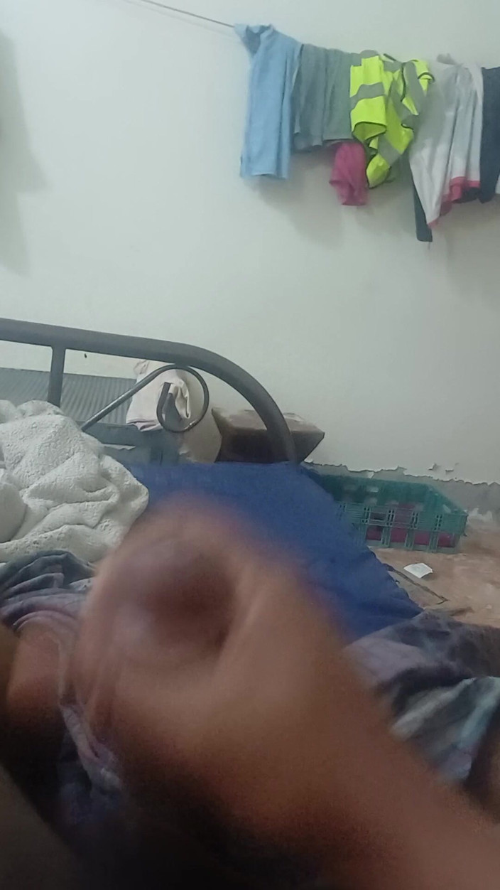 5Large: Cowok Bangladesi Musterbate di kamar tidurnya.