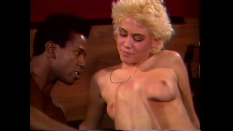 Black Sinner: Une MILF Blonde Excitée Suce Une Grosse Bite Noire Bien...