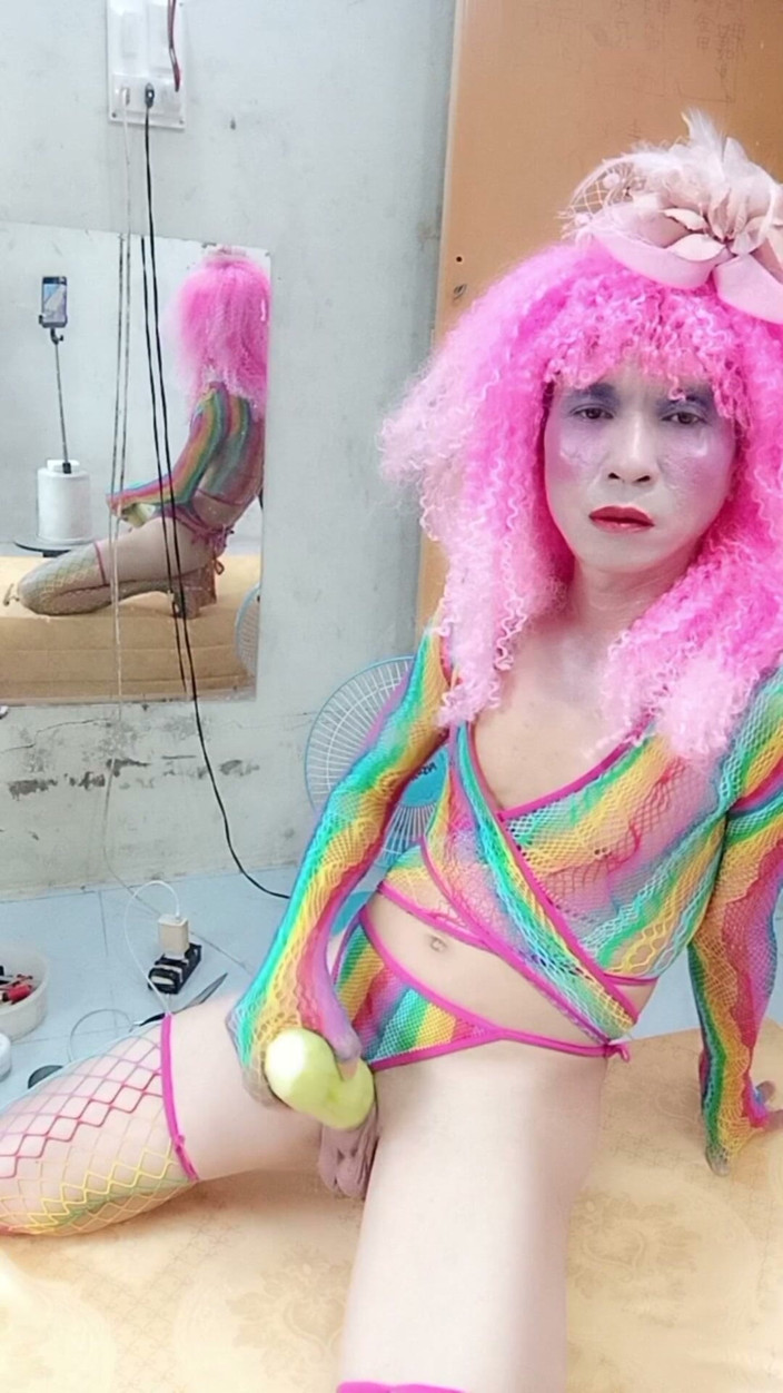 nguyen dang thien tri: Transgender Le Wears Sexy Clothes and Plays Cups of Sex