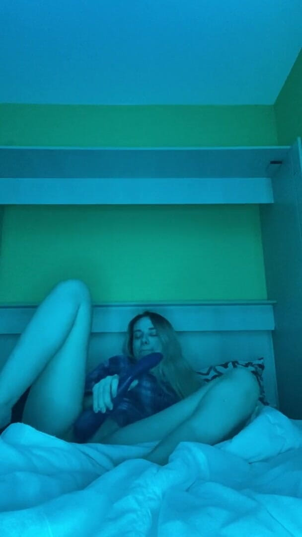 My bf cuckold: 早上独自在家用振动器自慰