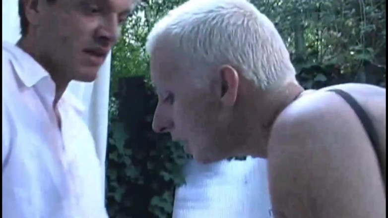 My real dirty life: Jeune Homme Excité Baise Une MILF Dans Le Jardin Droit...