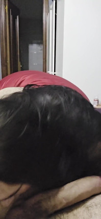 Eu amo chupar paus e engolir toda a porra.
