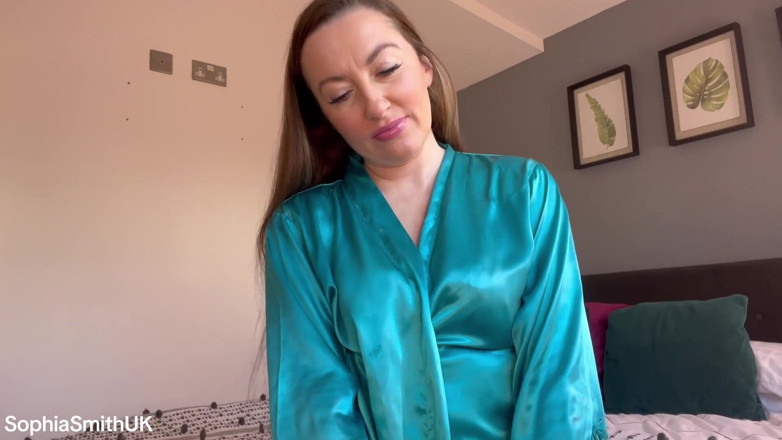 SophiaSmithUK: Secretos de satén: la provocación traviesa del cuñado