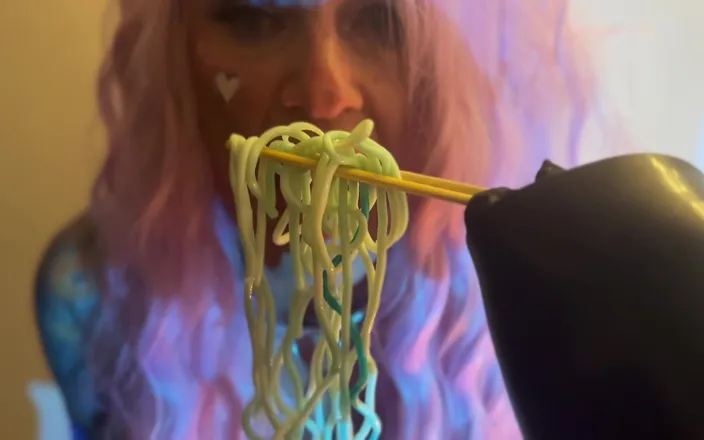 NaomiPerv: Being Fed Noodles From the Toilet