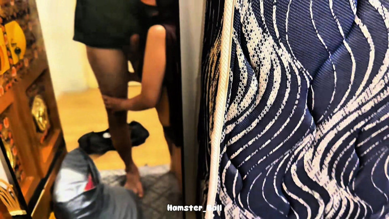 Hamster_Ball: Avsugning av en malaysisk muslimsk MILF hembiträde under regnet