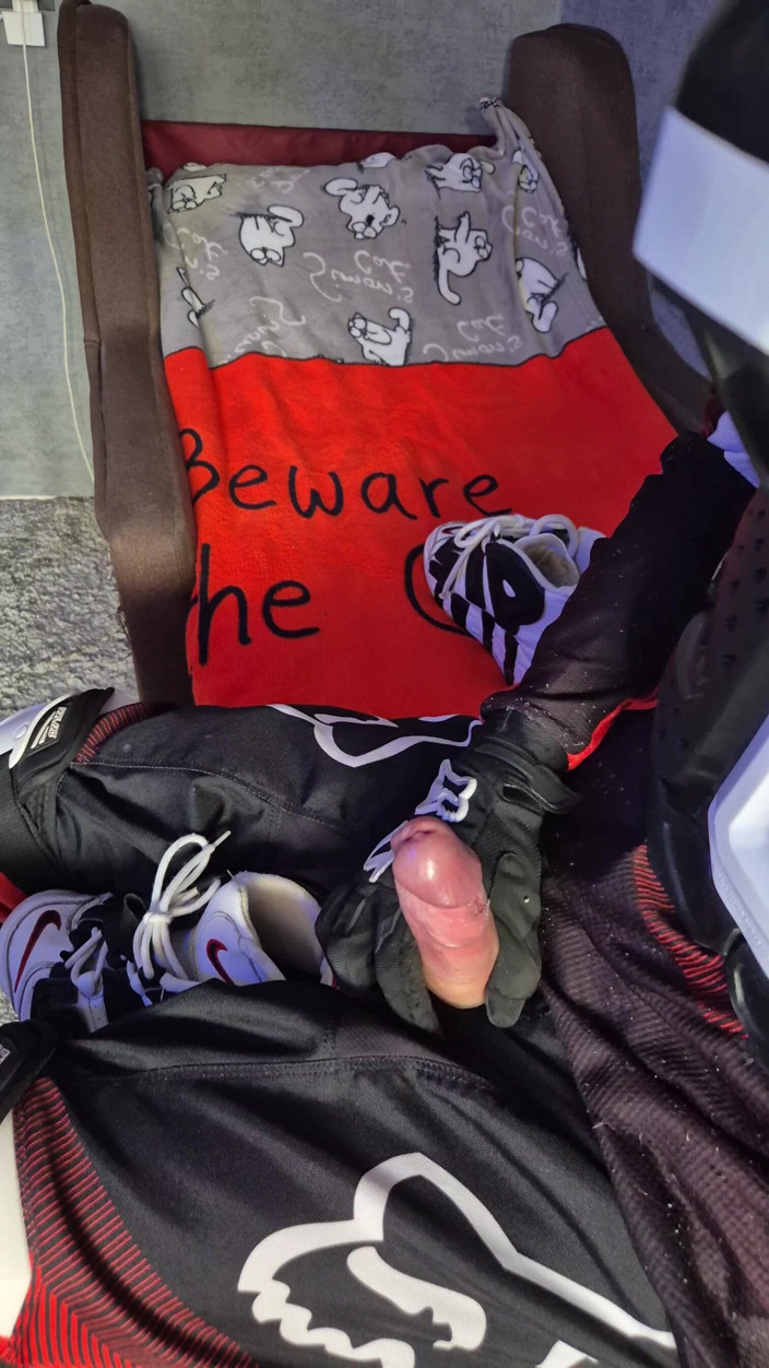 Sneakersmax98: バイクのギアを着た興奮した男がスニーカーを犯す