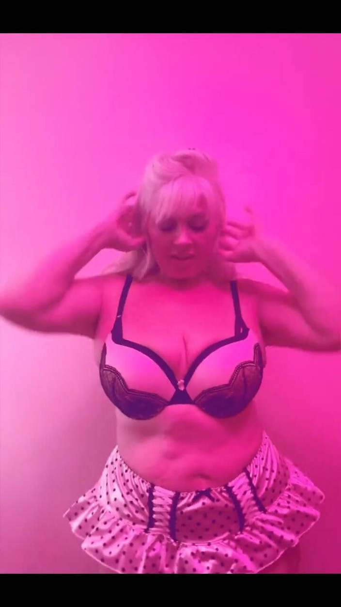 PaintedRose: Ibu tiri menari nakal untukmu