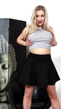 Geile blonde slet Cayla Lyons jaagt thuis op haar kut
