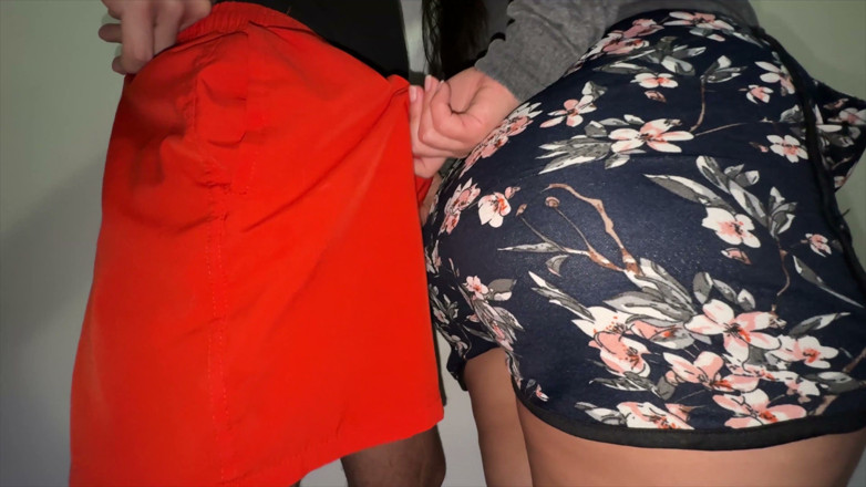 CoupleOfHotSins: Een vrouw met dikke kont raakt de pik aan van...