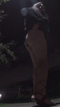Reife Sissy crossdresing Adentures im freien in der Nacht