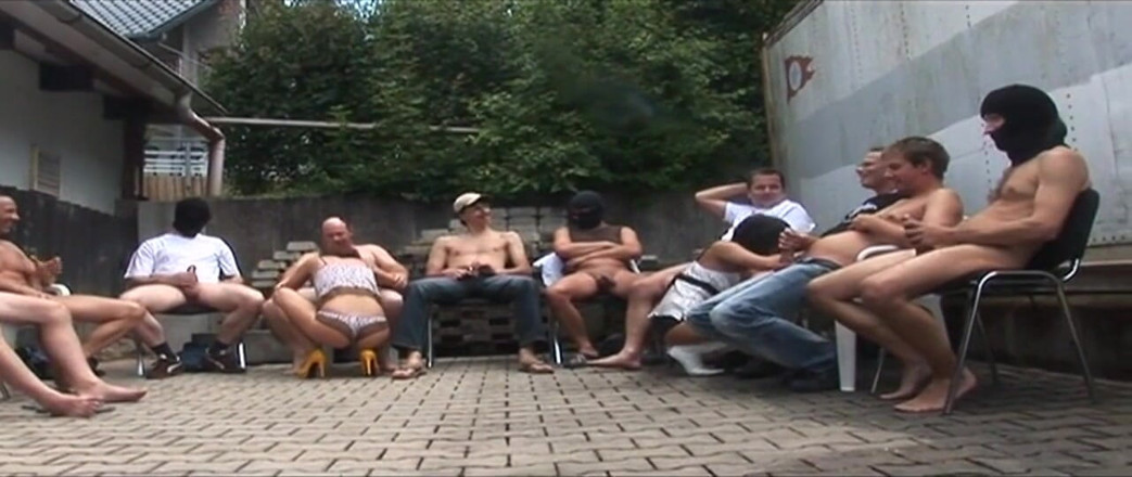 Cumdate: Madura morena esticada em frenesi de gangbang desleixado