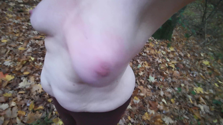 Bouncy Tits Action: Ormanda göğüsleri sarkıyor