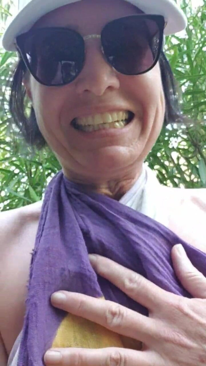 JulieEroticDress: Milf in het openbaar