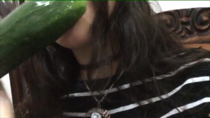 Adorable Teen: Jovem latina que gosta de chupar paus tenta chupar um...