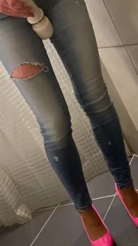 Una pipì disperata nei miei jeans Mi fa pipì