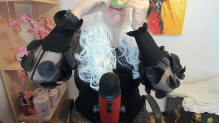 Nicoletta Embassi: Rozkošné burps s profesionálním mikrofonem Yeti Blue - Burping Fetish