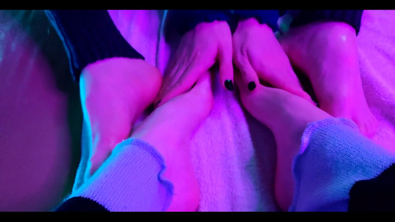 LalaThePala: Strofinando il suo cazzo con i miei piedi 