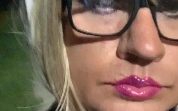 CindieLove: Zcela závislá exhibicionistka Crossdressing děvka