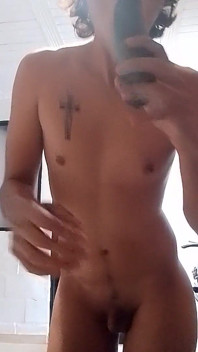 Femboy Se Zadusí Okurkou a Pronikne Do Jeho Bohatého análního Otvoru