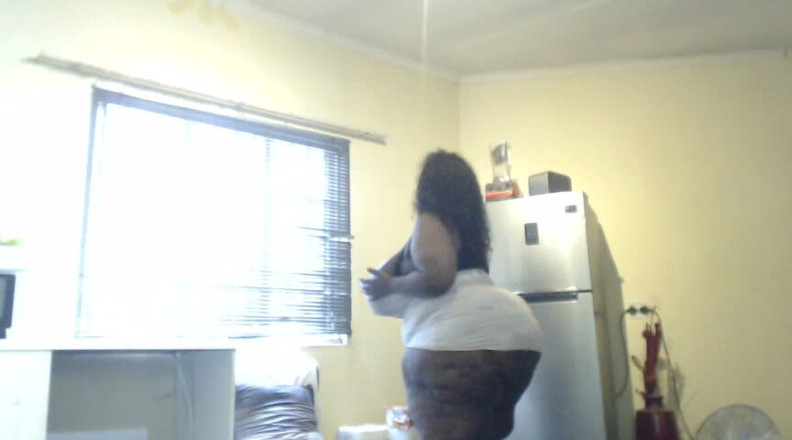 Legendary Booty Overdose: Bbw con culo grasso si spoglia e gioca con le...