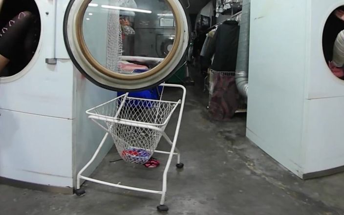 Thagson VR 360: Çamaşır odasındaki dört çok ateşli kız vibratörlerini kullanmaya ve birbirlerini sikmeye...