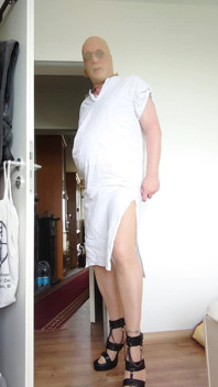 Caftan Bianco, Collant E Tacchi Alti Sexy