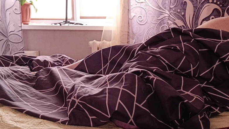 Zona901: Berbagi ranjang sama tetanggaku dan ngentot memeknya gaya doggy habis-habisan!