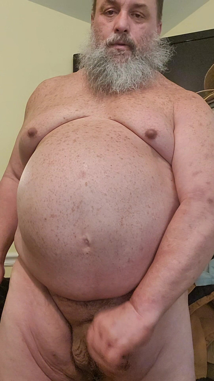 GeneWadexxx: सौतेला पापा भालू शनिवार को अपना वीर्य निकालता है