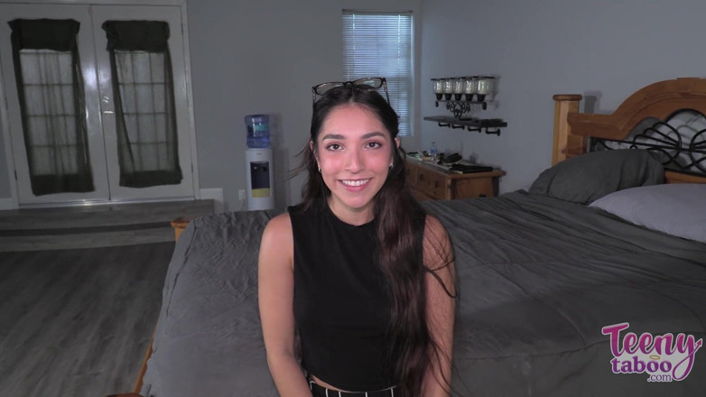 Teenytaboo: Asistente Madison es atrapada masturbándose en mi sofá