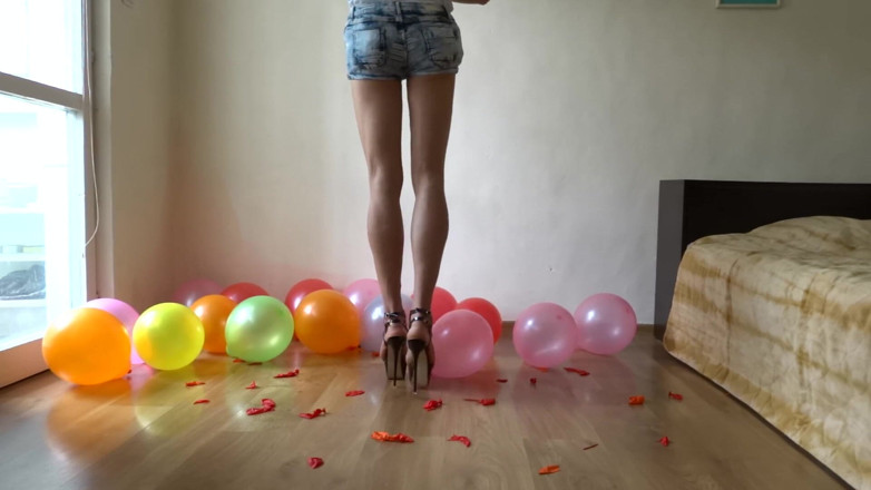 Monica Crush: Bóng bay xuất hiện với đôi giày cao gót của tôi