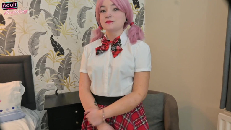 Adult-Auditions: Infermiera britannica scarlatta
