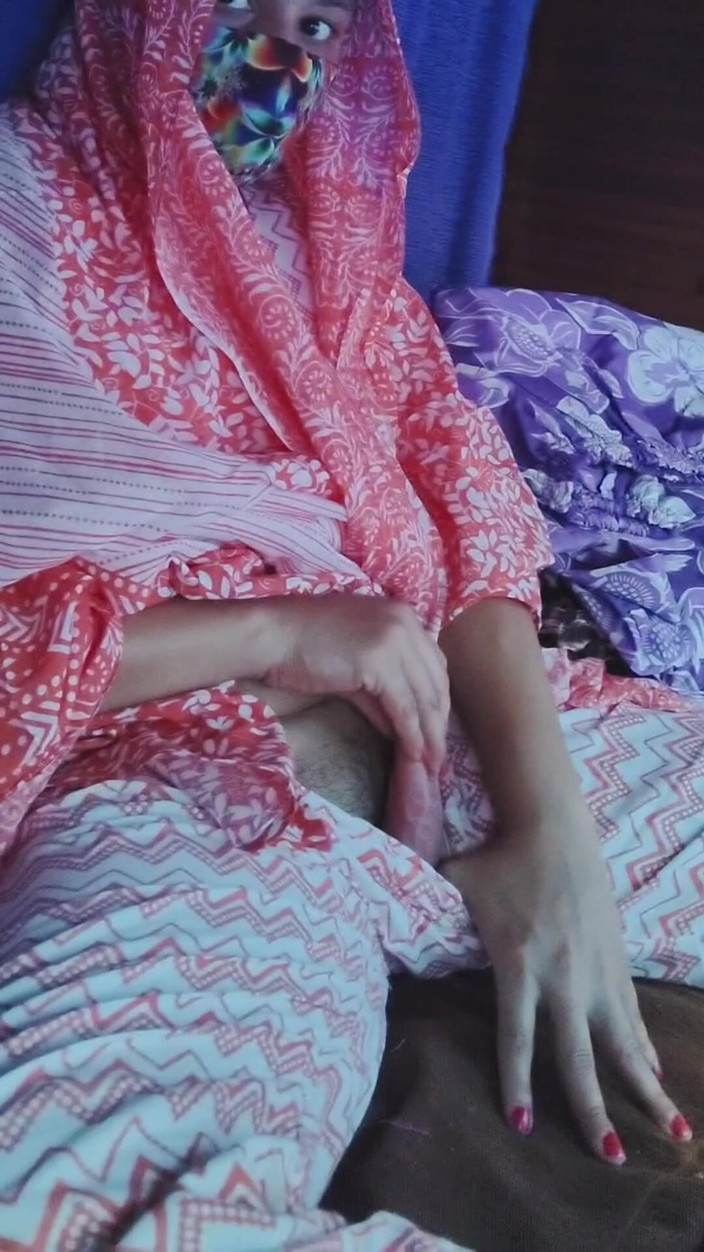 Khushboobhabi: Kız çantasından plastik bir penis çıkardı