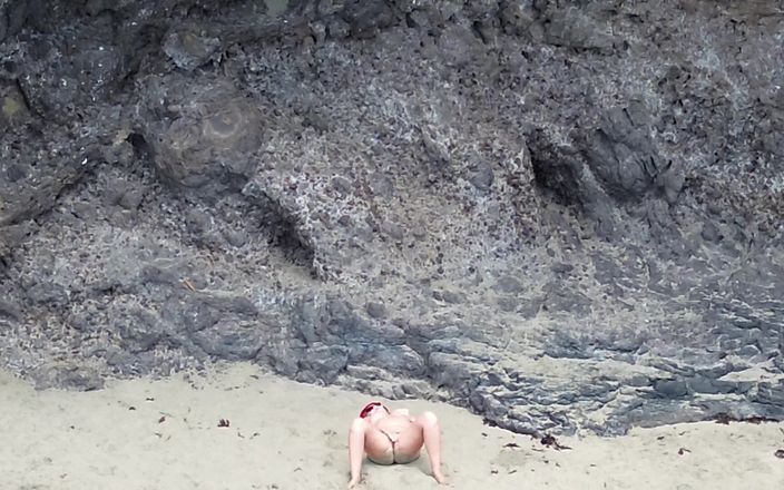 Emma Voyeur: Bellezza nuda in spiaggia - rilassamento erotico drone pov