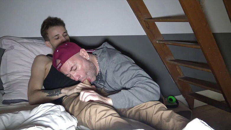 YOUNG FUCKED BY OLDER: Jess ondan daha genç twink tarafından sikiliyor