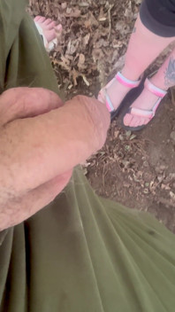 P en sus lindas sandalias rosas, cámara enfocada en sus pies mi polla la ve fluir