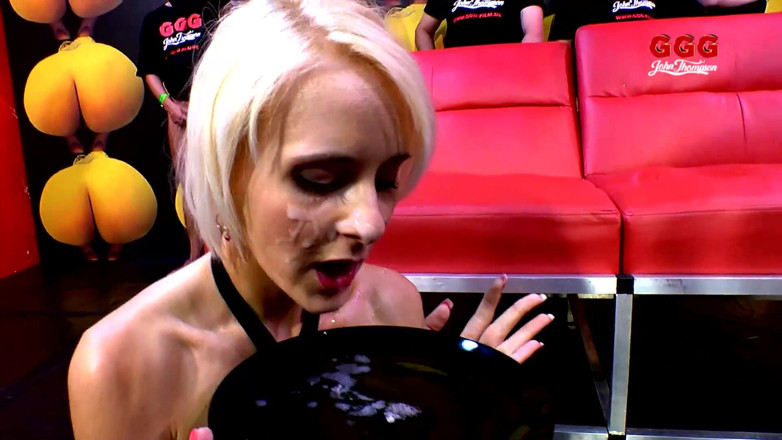 Pornstars fucking Japan Style: Ragazzi biondi in bukkake pompino di gruppo e ingoiano la...