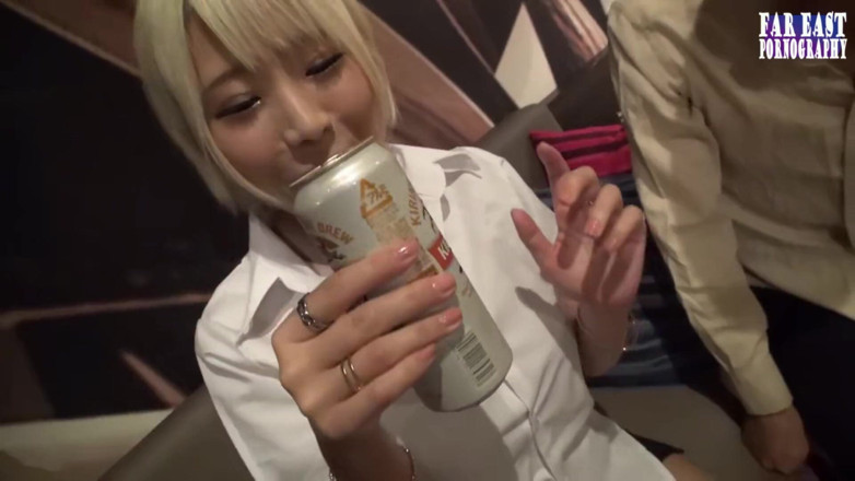 Far East pornography: Bermain splashy dengan si cantik blonde yang meleleh dirinya dalam...