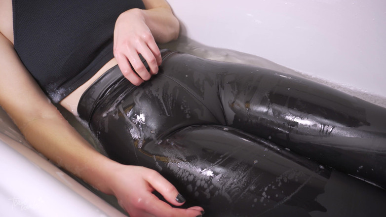 Teasecombo 4K: La calda sorellastra stuzzica lo zoccolo di cammello bagnato in...