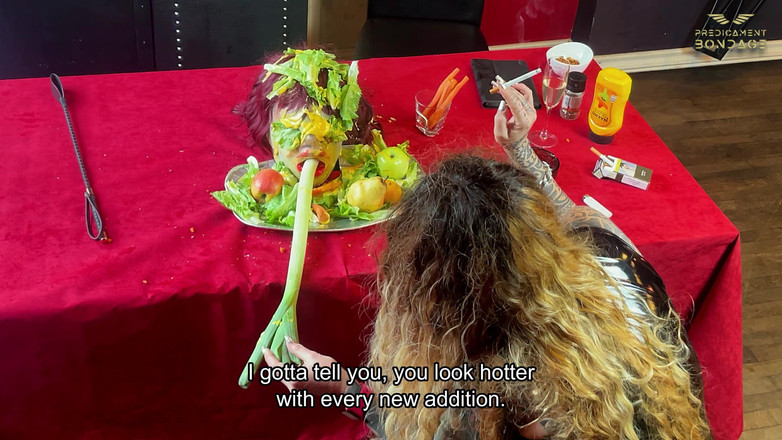 Dominatrix Frida: Umiliare lo schiavo impotente al tavolo da pranzo (223)