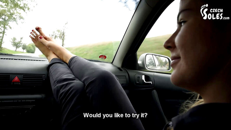 Czech Soles - foot fetish content: Ses gros pieds puants dans la voiture tournent