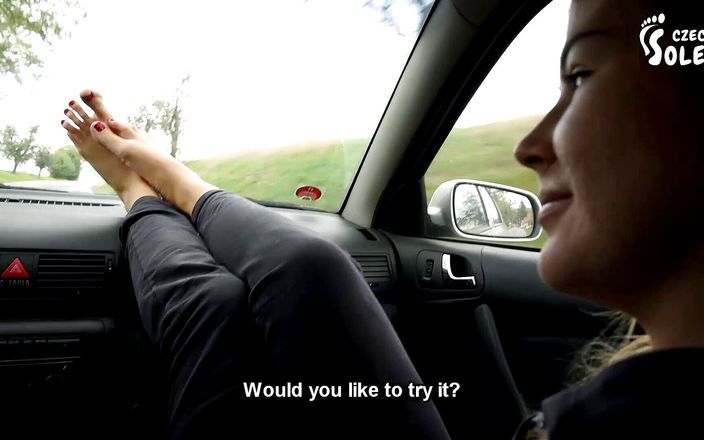 Czech Soles - foot fetish content: 車の中で彼女の大きな臭い足がオンになっています