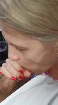 Cagna pubblica spompina rapidamente lo sconosciuto in auto nel parcheggio con un cazzo così piccolo che non può scoparla