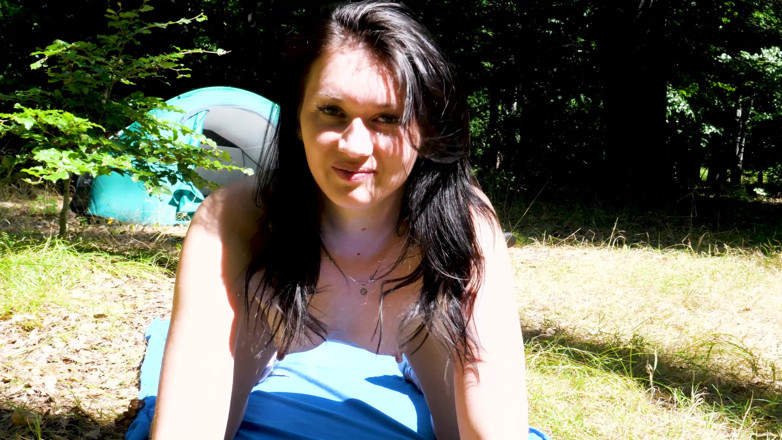 Peaches and Bananas: Ukaž mi tvoje prsa Charlie. České porno z nudistického tábora.