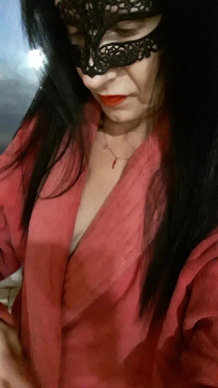 WEBREGINETTA2023: Stând pe scaun gol în fața ferestrei