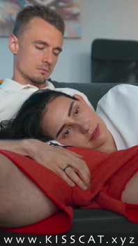 Por que a madrasta chupa um pau antes de dividir a cama com o enteado? Madrasta recebe gozada interna e brinca com porra